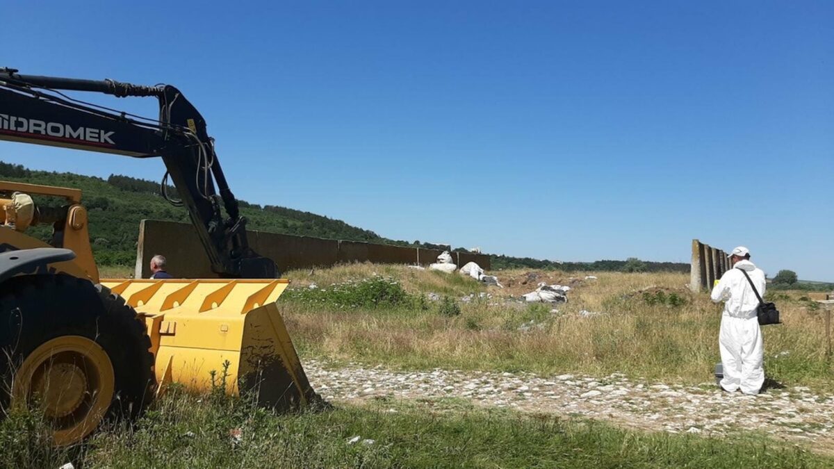 Прокуратурата твърди, че фирма на Бобокови е заровила опасни отпадъци край Червен бряг