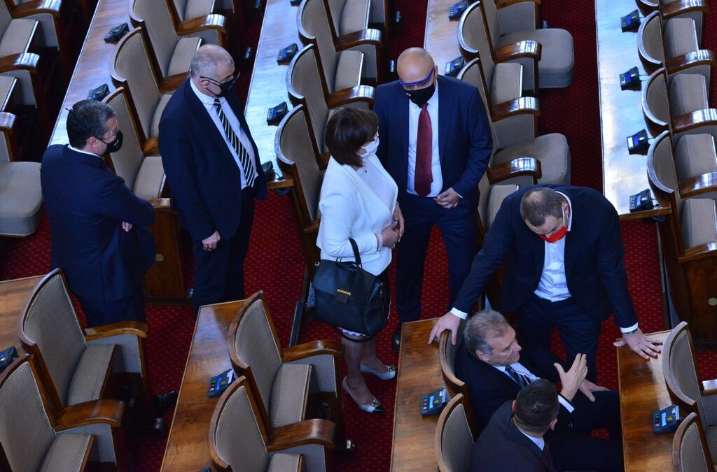 Коронавирусът в България: депутати бяха глобени защото са без маски, дълги колони на Кулата (хронология)