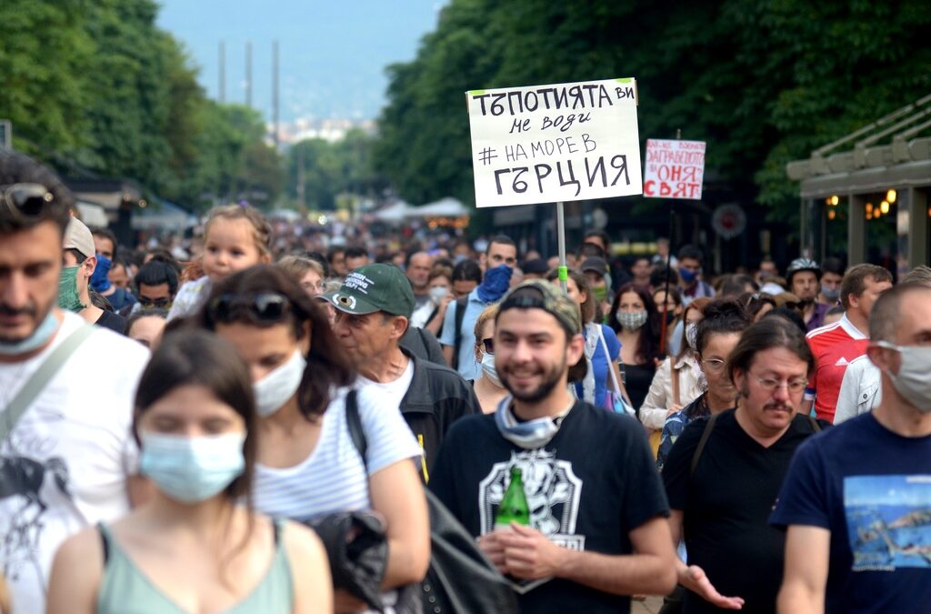 В Европа започват да гласуват за Зелените, а у нас зелените протести са най-мощни от години насам.