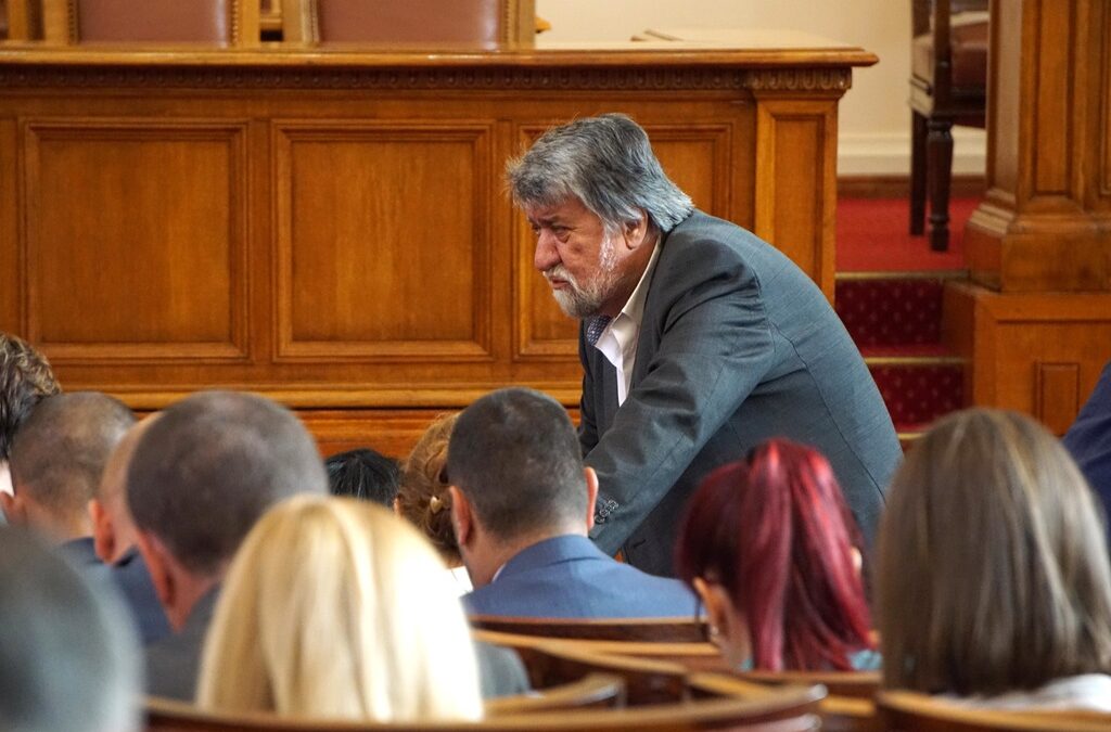 Единствената играчка в ръцете на г-н Рашидов си остава БНТ, която има сериозно дългове и е зависима от благоволението на парламентарната комисия по култура и медии.