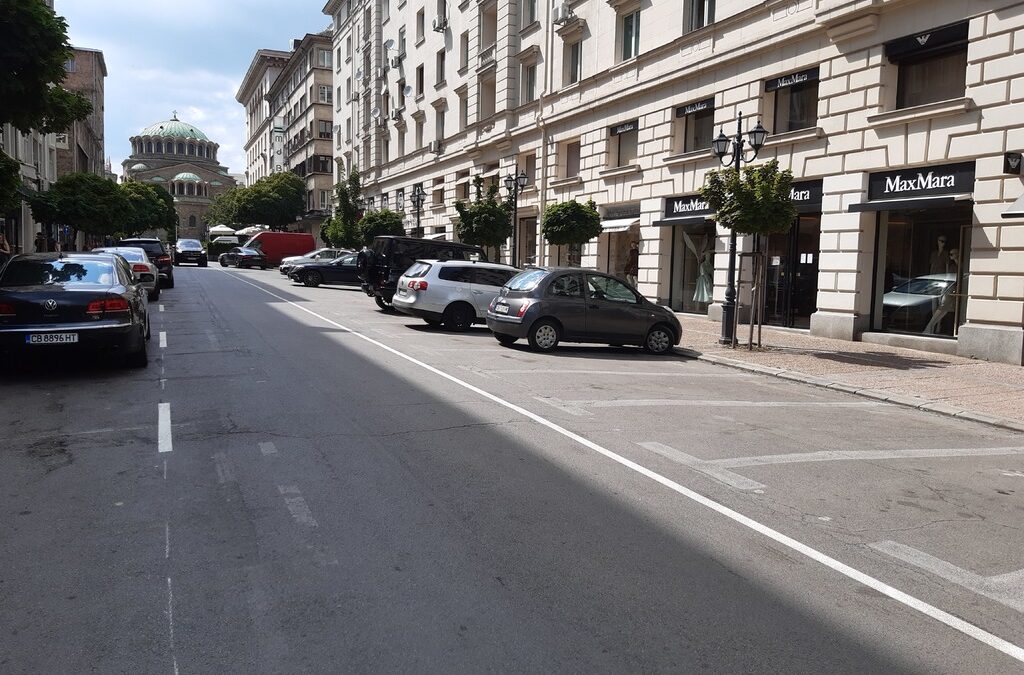 6 юли. Перпендикулярното паркиране на тротоара по ул. "Съборна" е забранено, защото там би трябвало да е пешеходна зона.