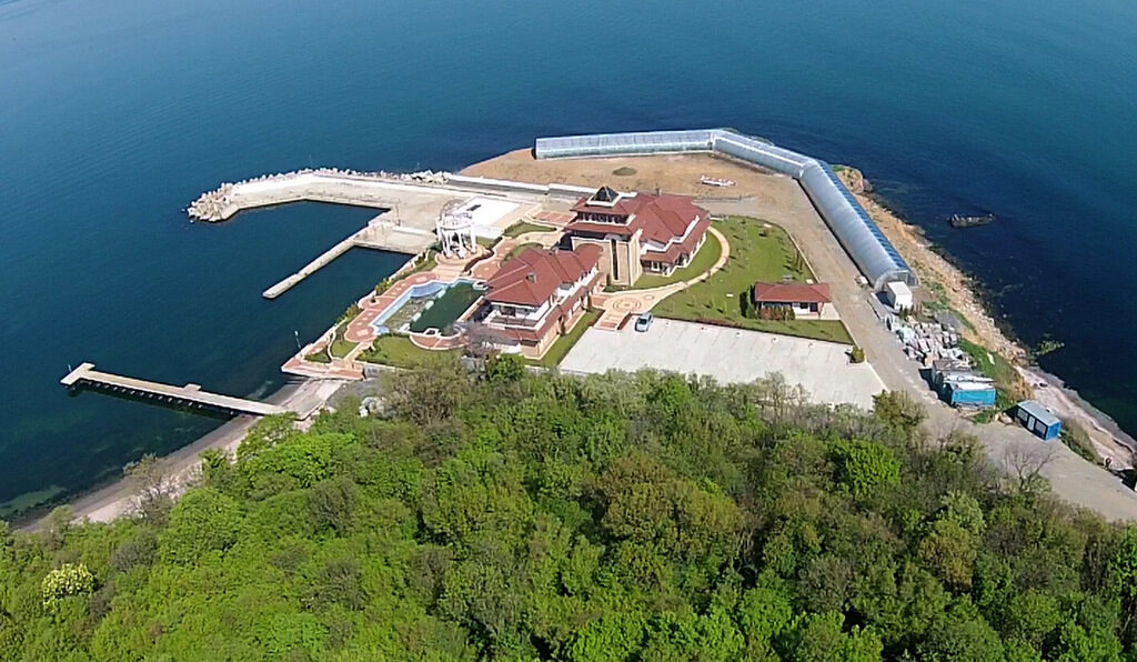Партиите запазиха предпазливо мълчание по случая край морския сарай на Доган
