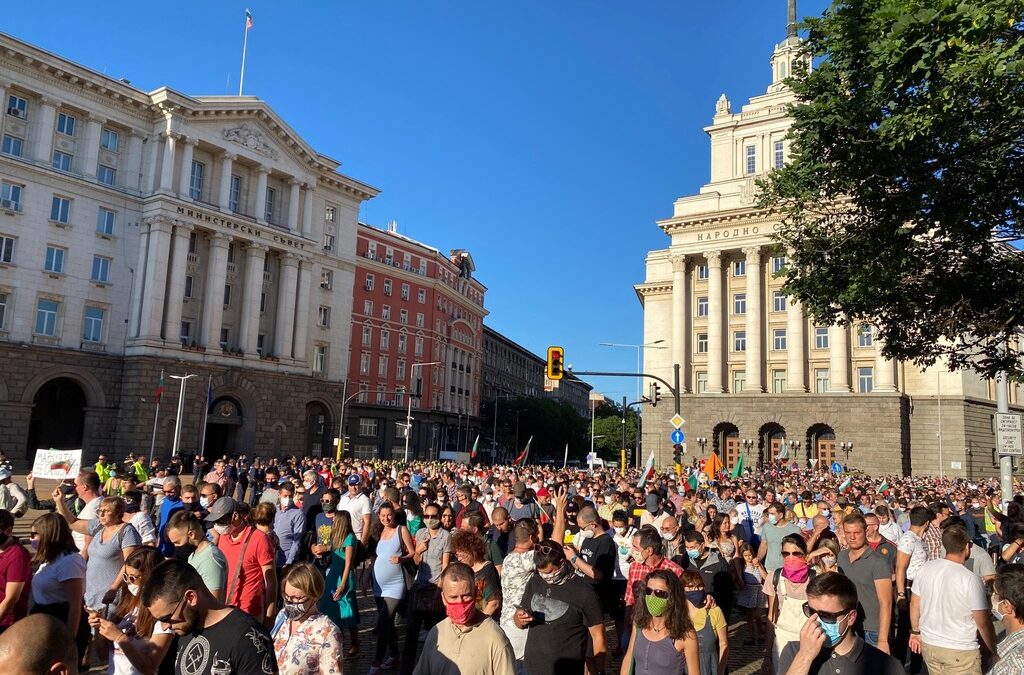 Момент от протеста в четвъртък вечер в подкрепа на президента