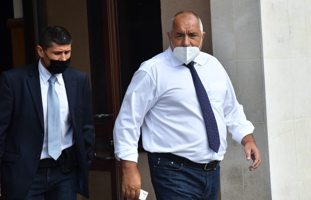 Трудно може да се намери кадър на Бойко Борисов, на който той си е поставил маската правилно