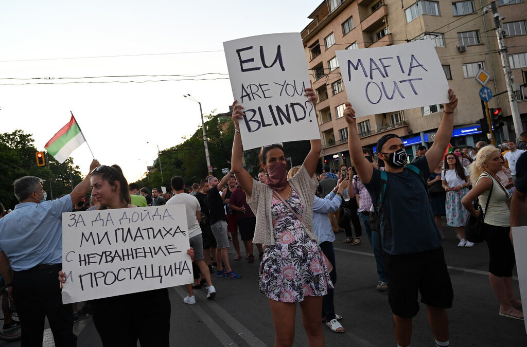Най-младите наистина изглеждат умни и красиви и, поне биографично, са свободни от бремето на безкрайните късания на ризи вдясно - ако изобщо ляво-дясното има за тях някакво значение