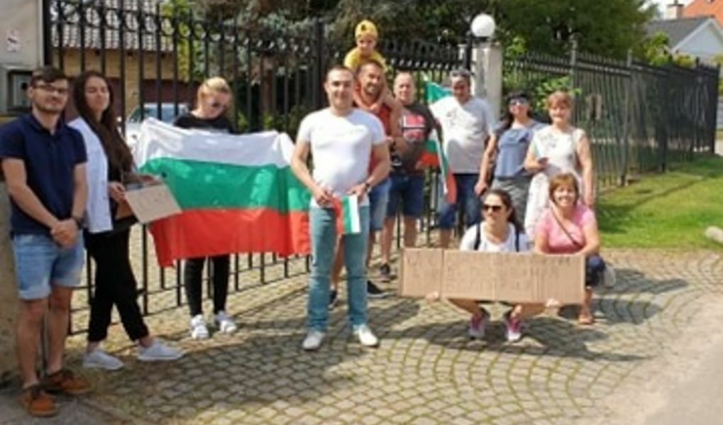 Снимка: Група българи в Дания
