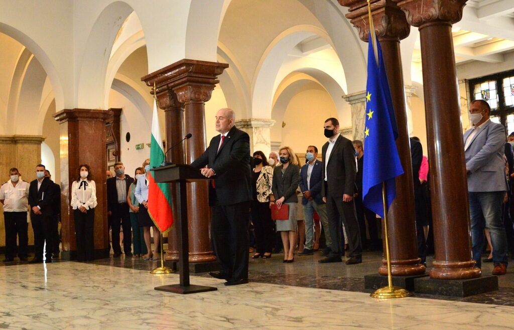 На върха на пирамидата е главният прокурор, който съсредоточава големи правомощия. Той може да контролира прокурорите по конкретни дела. На върха на пирамидата е главният прокурор, който съсредоточава големи правомощия. Той може да контролира прокурорите по конкретни дела.