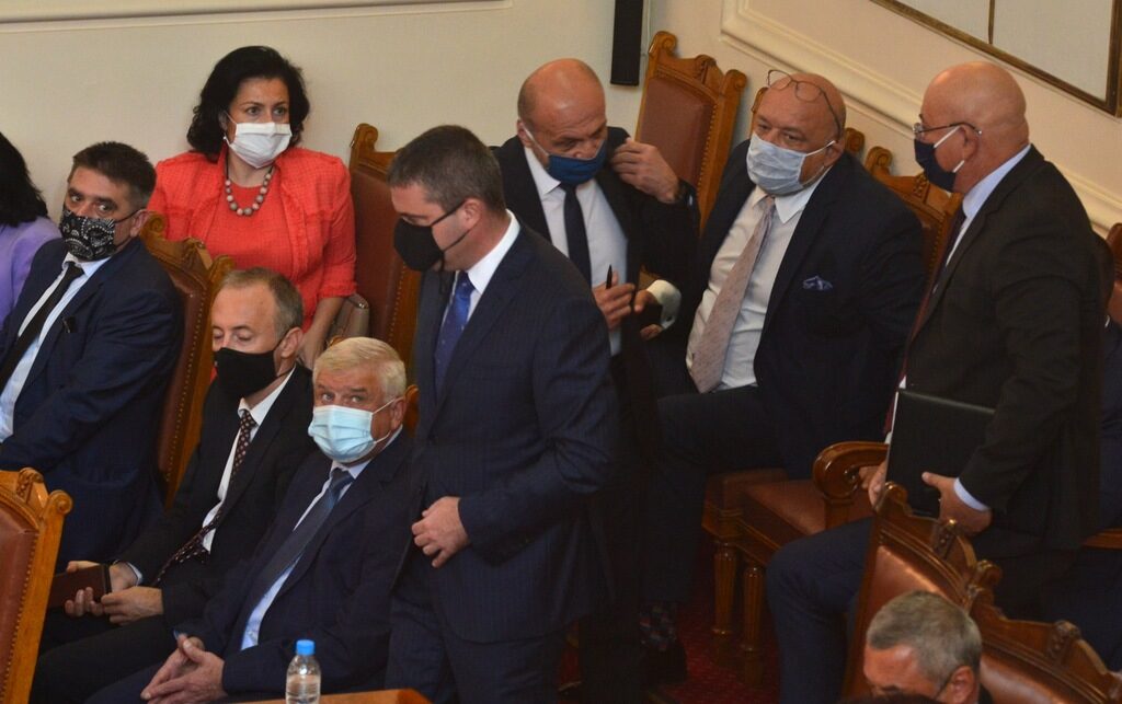 Владислав Горанов в парламента днес, докато вървяха дебатите по вота на недоверие, поискан от БСП