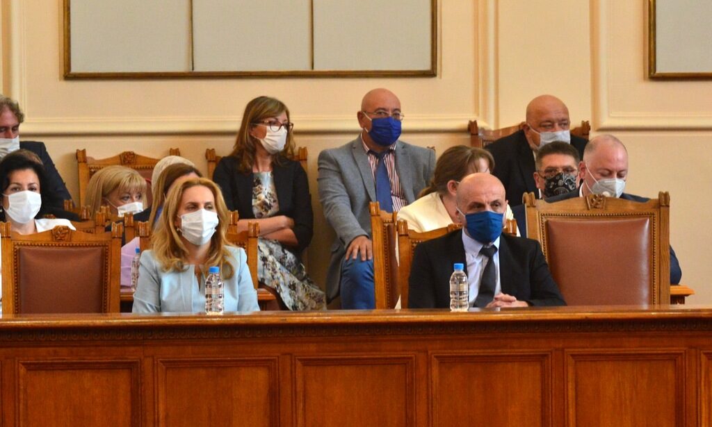 Очаквано парламентът отхвърли вота на недоверие към правителството Очаквано парламентът отхвърли вота на недоверие към правителството