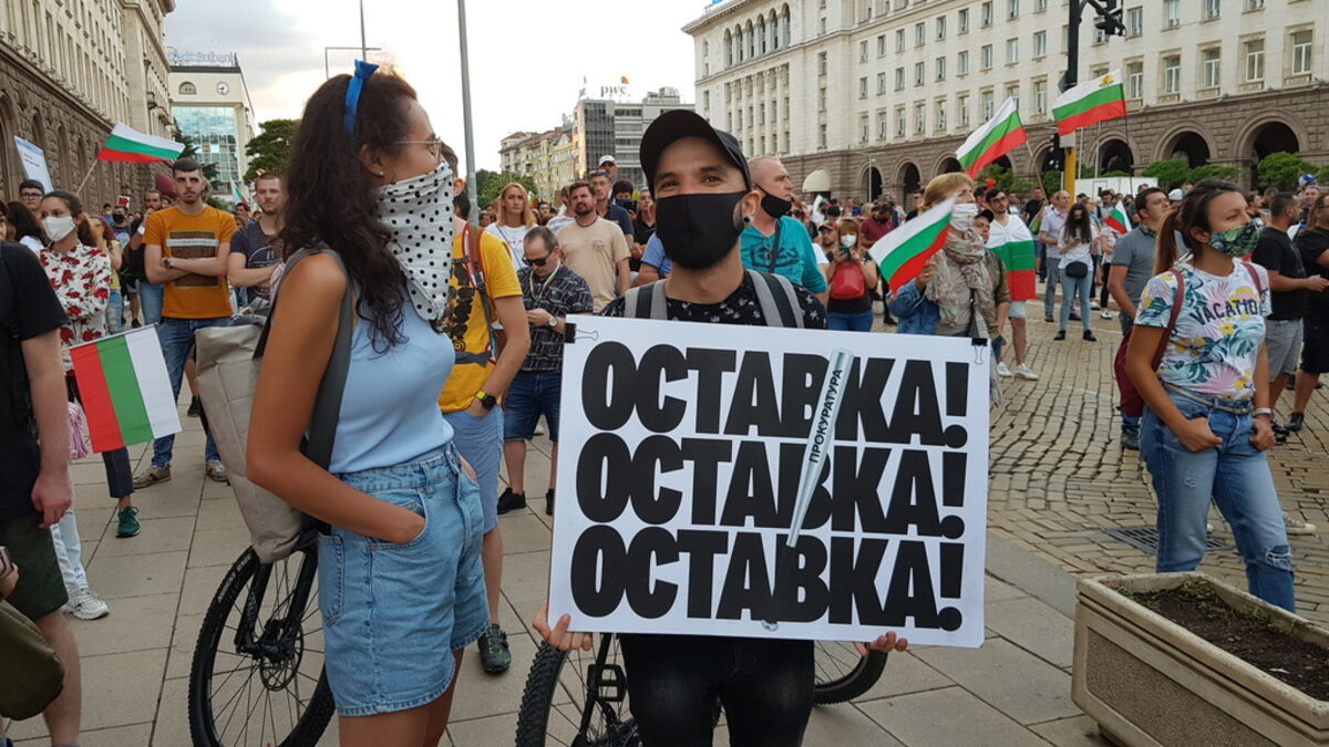 Когато една форма на управление стане разрушителна за човешките ценности, свободи и права, право на човеците е да я променят.