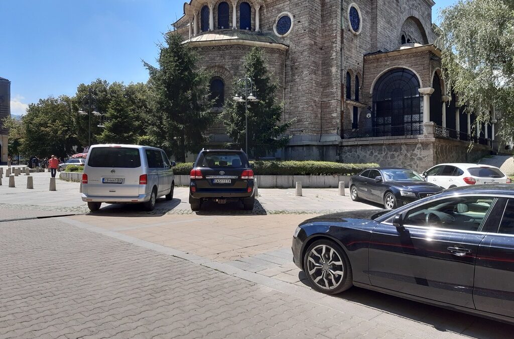 Около храма "Св. Неделя" сега е платен общински паркинг.