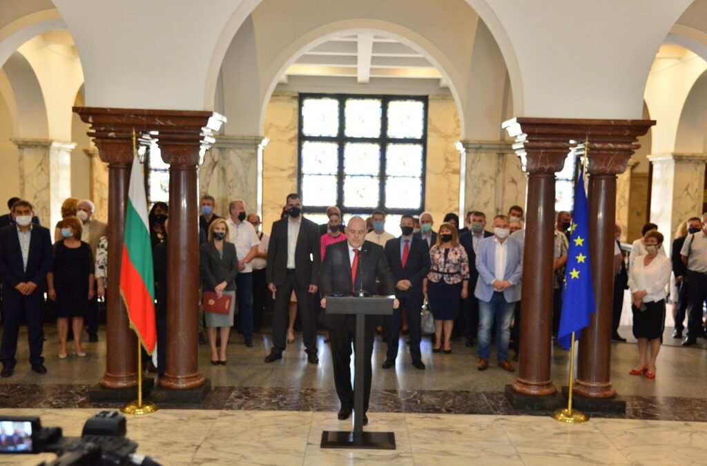 Прокламирането на формалната невъзможност на главния прокурор да контролира определени постановления на други прокурори съвсем не означава, че автоматично решаваме проблема с подчинеността в една строго йерархична система Прокламирането на формалната невъзможност на главния прокурор да контролира определени постановления на други прокурори съвсем не означава, че автоматично решаваме проблема с подчинеността в една строго йерархична система