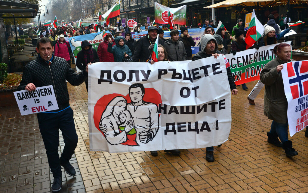 Гнусно е всякакви залязващи политици да експлоатират горещата тема за социалните услуги