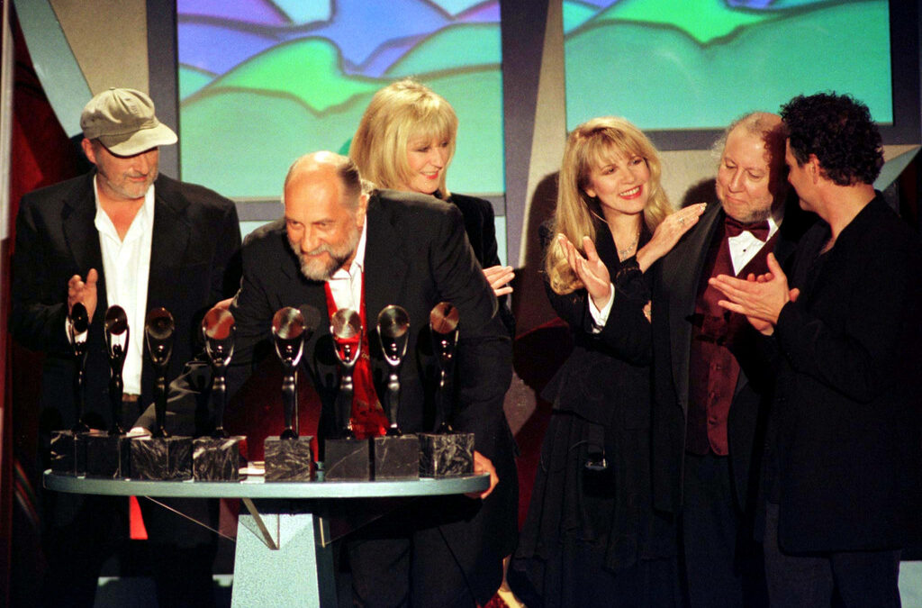 Членове на Fleetwood Mac след като бяха включени в Залата на славата на рокендрола. Питър Грийн е вторият отдясно.