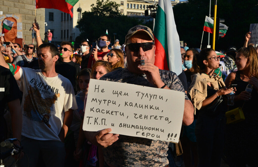 Площадното общество не е събрание на "партийци", а нещо ново – протест срещу системата, в която практически всички партии в парламента се превърнаха в клиентели на олигарси, поддържани от настоящата власт.