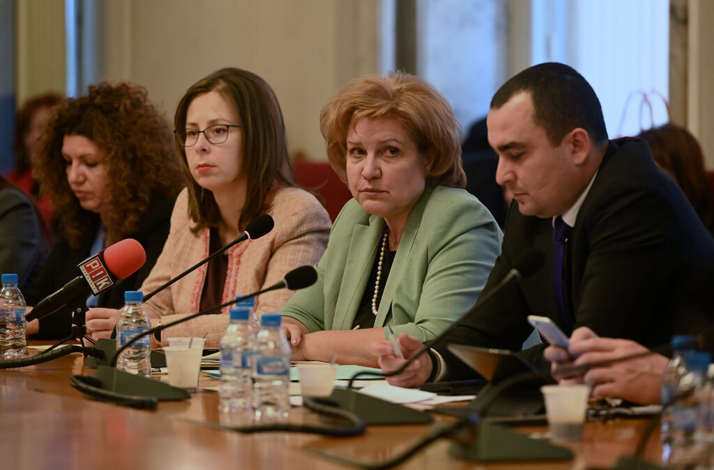 Парламентът върна на държавните служители бонусите от бордове на фирми