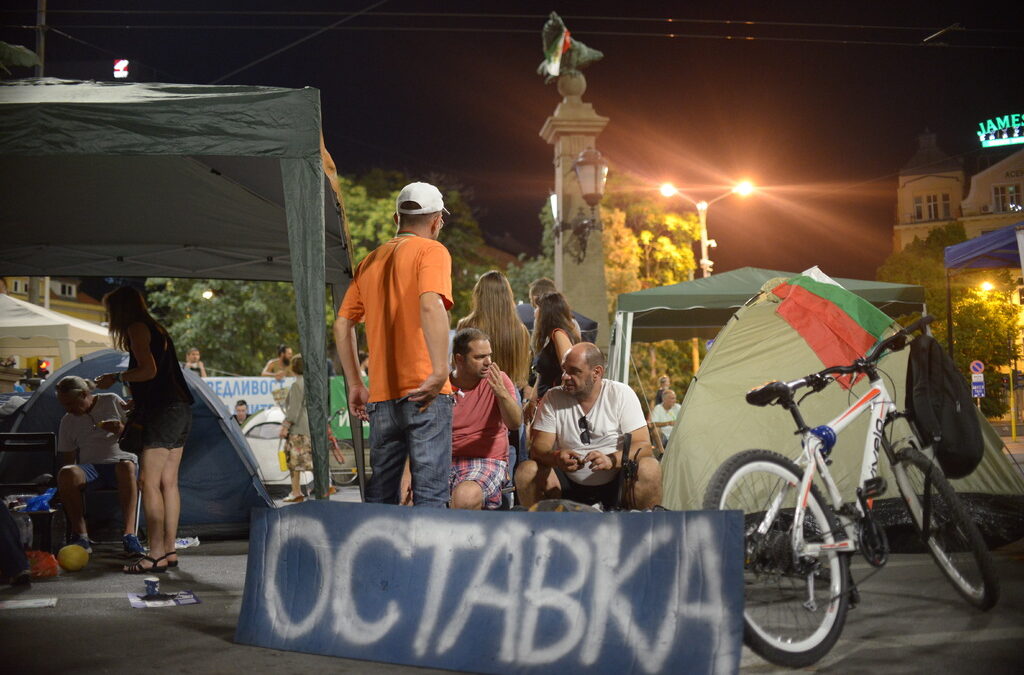 Ден 22: протестен плаж, яйца по Министерски съвет и "мръсните дрехи" на Борисов (хронология)