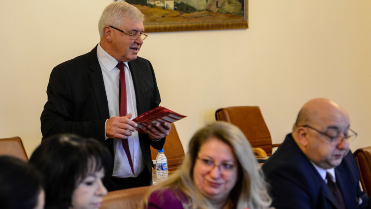 Въпреки спада в приходите бюджетът е на излишък и през юни