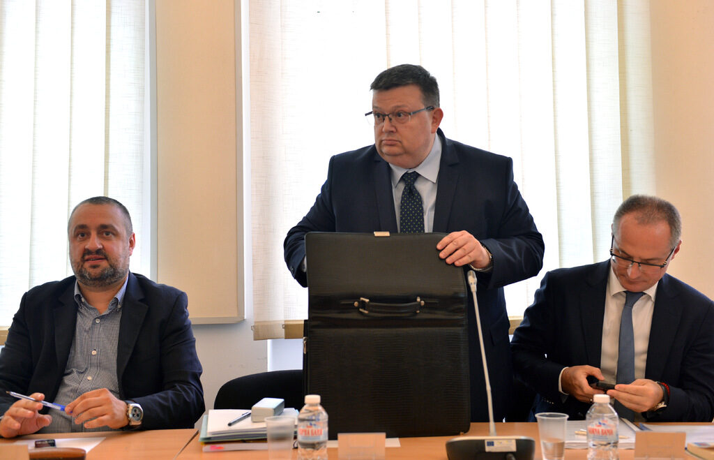Случаят ЦУМгейт е придобил характера на знаков като илюстрация на проблемите в прокуратурата и демонстрацията на огромната и безконтролна власт на главния прокурор, по онова време – г-н Сотир Цацаров. Случаят ЦУМгейт е придобил характера на знаков като илюстрация на проблемите в прокуратурата и демонстрацията на огромната и безконтролна власт на главния прокурор, по онова време – г-н Сотир Цацаров.