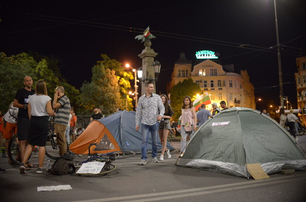 Показното премахване на блокадите, организирани под формата на протест, показва по-скоро авторитарни признаци на държавно управление, отколкото търсене на баланс между демократичните ценности в обществото.