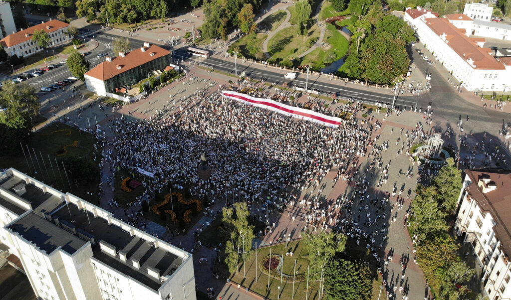 Хиляди протестират в беларуския град Гродно.