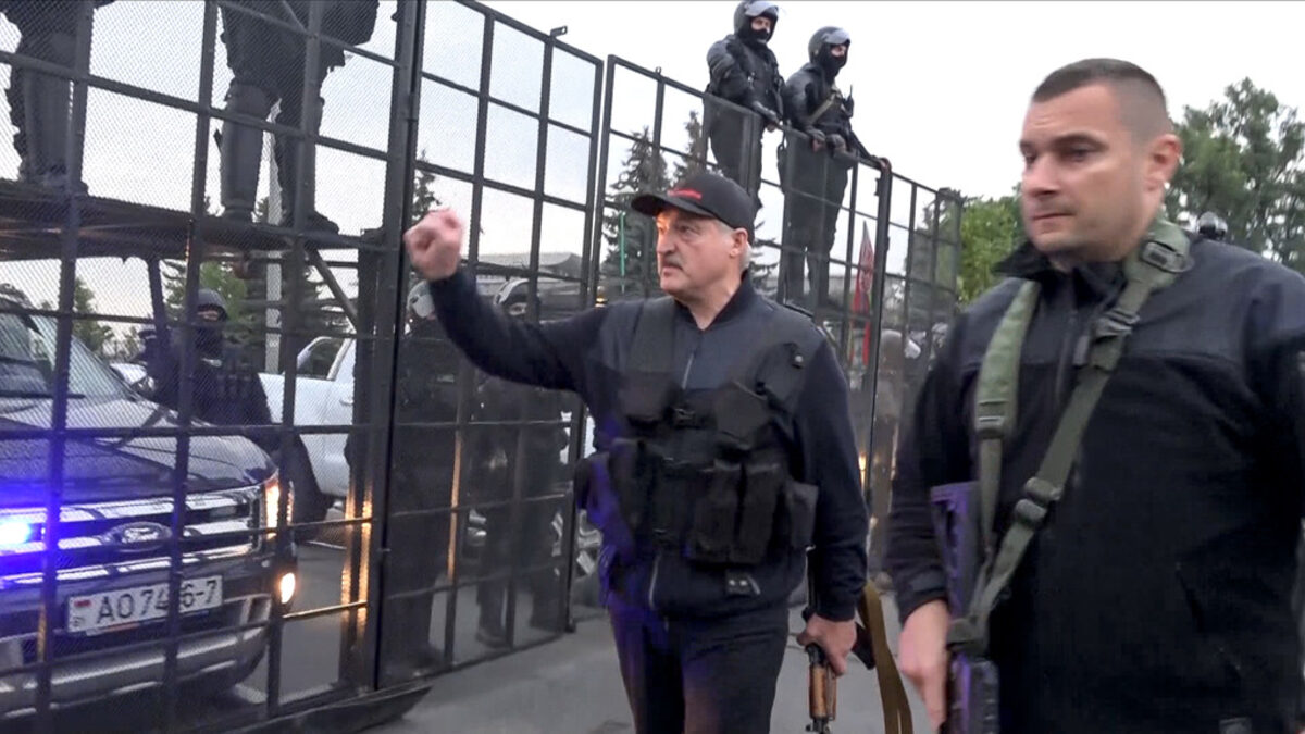 Лукашенко заяви, че е готов да преговаря с "вменяемата" част от опозицията