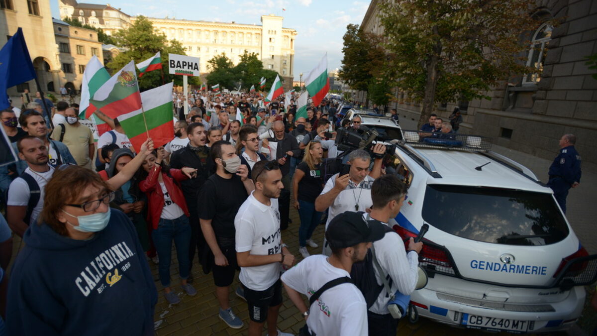 На 2 септември протестиращи обградиха сградата на Народното събрание и поискаха да влязат вътре. Още от сутринта имаше арести, а срещу участниците бе използван лютив спрей. Тогава пострадаха и бяха прегледани от спешната помощ поне 38 протестиращи, полицаи и журналисти, като някои от тях останаха в болница На 2 септември протестиращи обградиха сградата на Народното събрание и поискаха да влязат вътре. Още от сутринта имаше арести, а срещу участниците бе използван лютив спрей. Тогава пострадаха и бяха прегледани от спешната помощ поне 38 протестиращи, полицаи и журналисти, като някои от тях останаха в болница