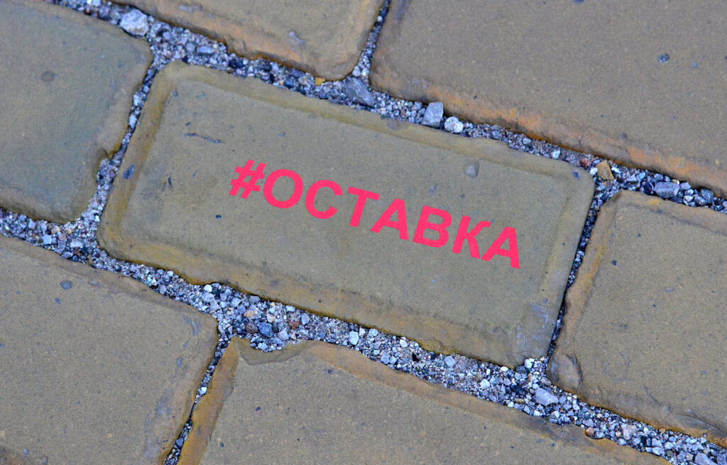 Първата стъпка е оставка и дата за избори. Втората - съгласие между политическите сили (без ДПС) за бърза реформа в правосъдието и отстраняване на автора на кризата - главния прокурор. Третата - съгласие за спешни икономически мерки.