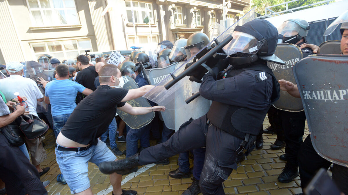 Над 27 служители на полицията са откарани в болници и им е оказана медицинска помощ, а над 100 са били прегледани на място.