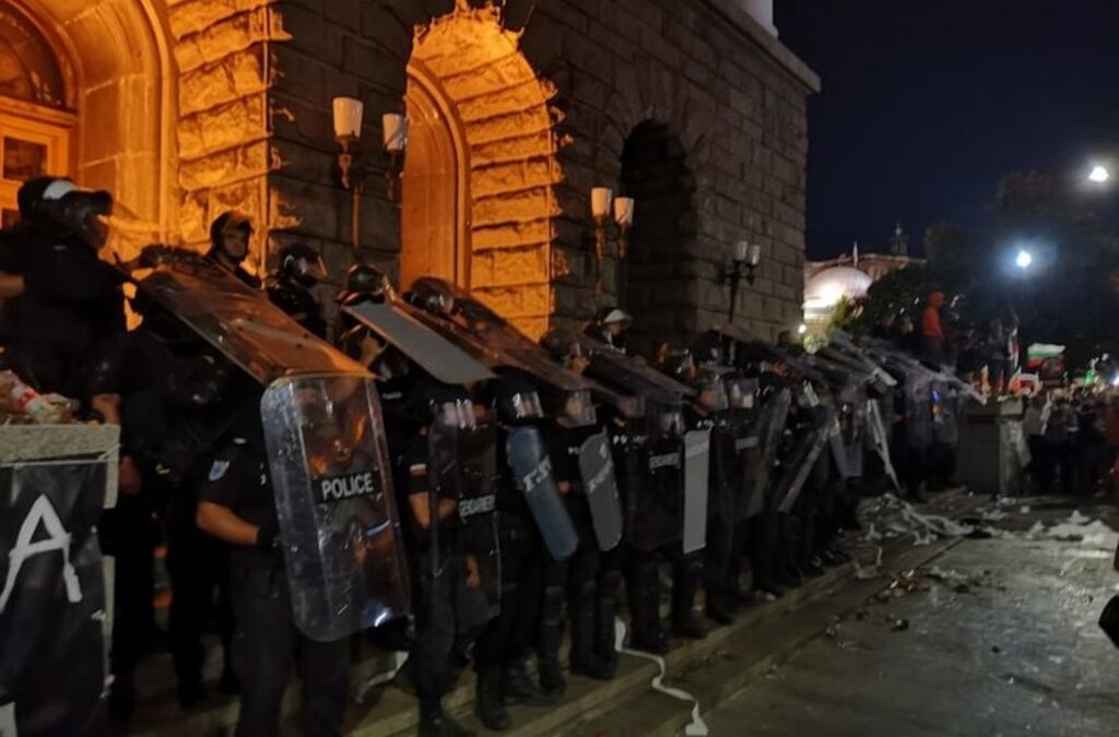"Спонтанните решения на полицията са предварително подготвени" "Спонтанните решения на полицията са предварително подготвени"