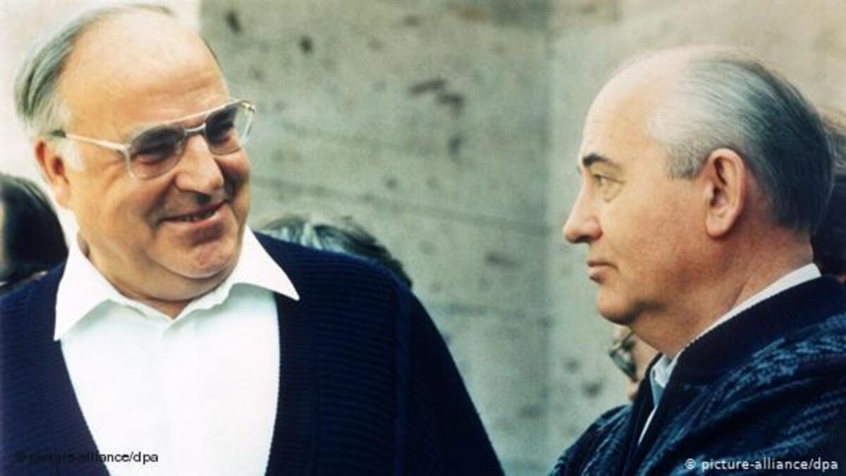 Хелмут Кол и Михаил Горбачов в Кавказ (1990).