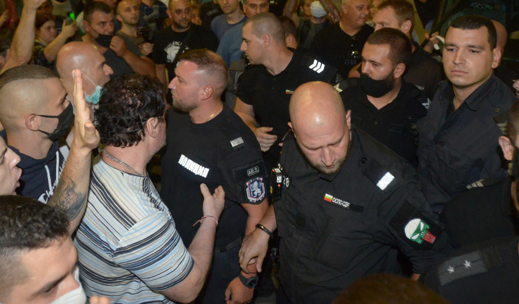 Характерното изображение на череп е знак на американски герой от комиксите на "Марвел", който се нарича Наказателя (Punisher) и поради това изображението става известно като "Черепът на Наказателя" (Punisher skull), а почитателите на неговите истории започват да се наричат Punishers.