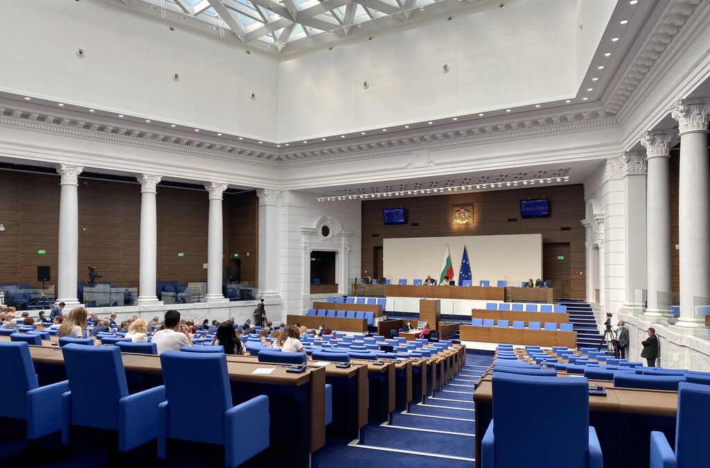 "Гласуване до края и душата в рая": Как парламентът даде заден за машинния вот и се разпусна