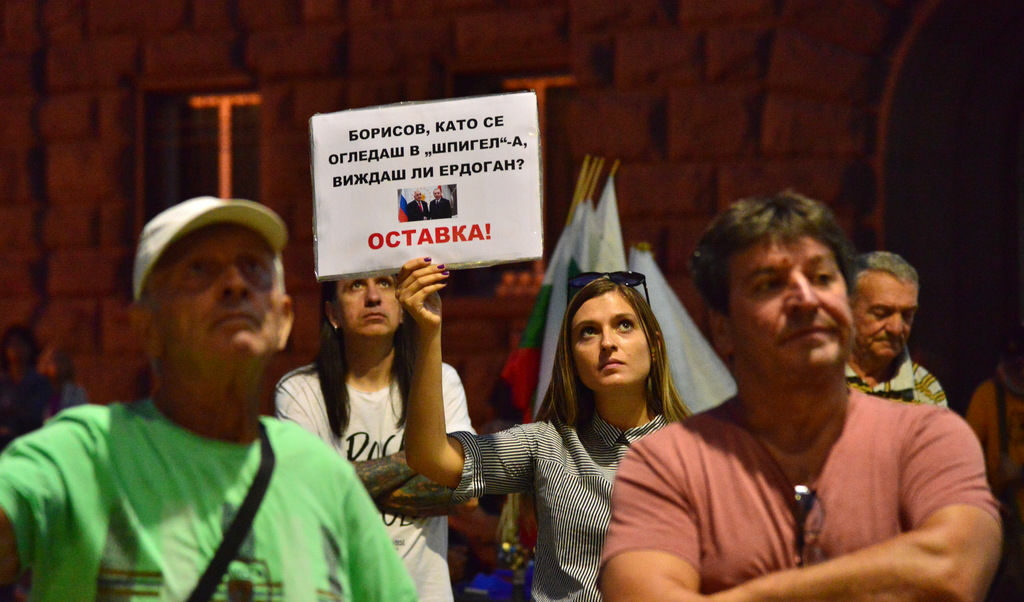 Смисълът на упражнението е гражданското общество да си остане противопоставено, обезсилено.