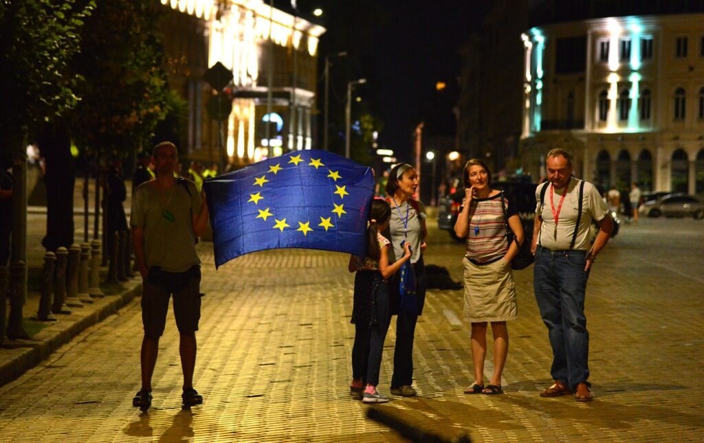 Ножицата между ГЕРБ и европейските ценности все повече се разтваря. Ножицата между ГЕРБ и европейските ценности все повече се разтваря.