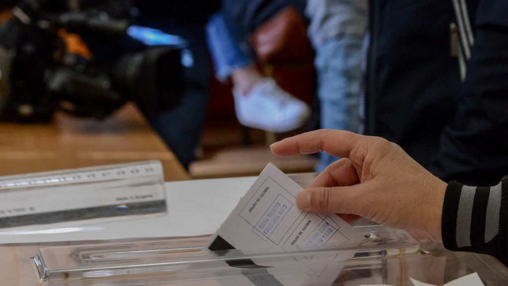 Оставането в опозиция не е опция, защото без властта и ръката върху кранчето на бюджета - опасности за лидера бдят отвсякъде.