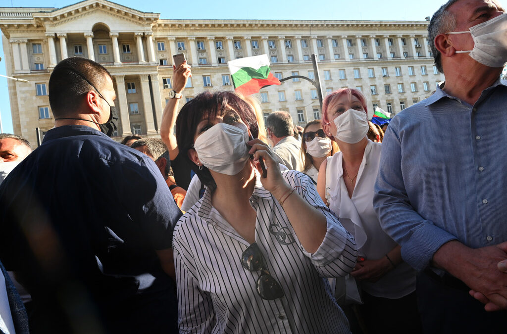 По нейната "логика" магистралите и метрото са ни нещо като личен подарък от премиера, построени с двете му ръце и с лични средства (кътани може би по чекмеджетата).