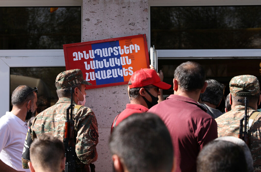 Армения ограничи напускането на страната, Азербайджан блокира социалните мрежи