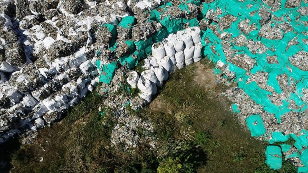 Прокуратурата публикува снимки на открития отпадък като уточнява, че това се прави с разрешение на наблюдаващия прокурор. Прокуратурата публикува снимки на открития отпадък като уточнява, че това се прави с разрешение на наблюдаващия прокурор.