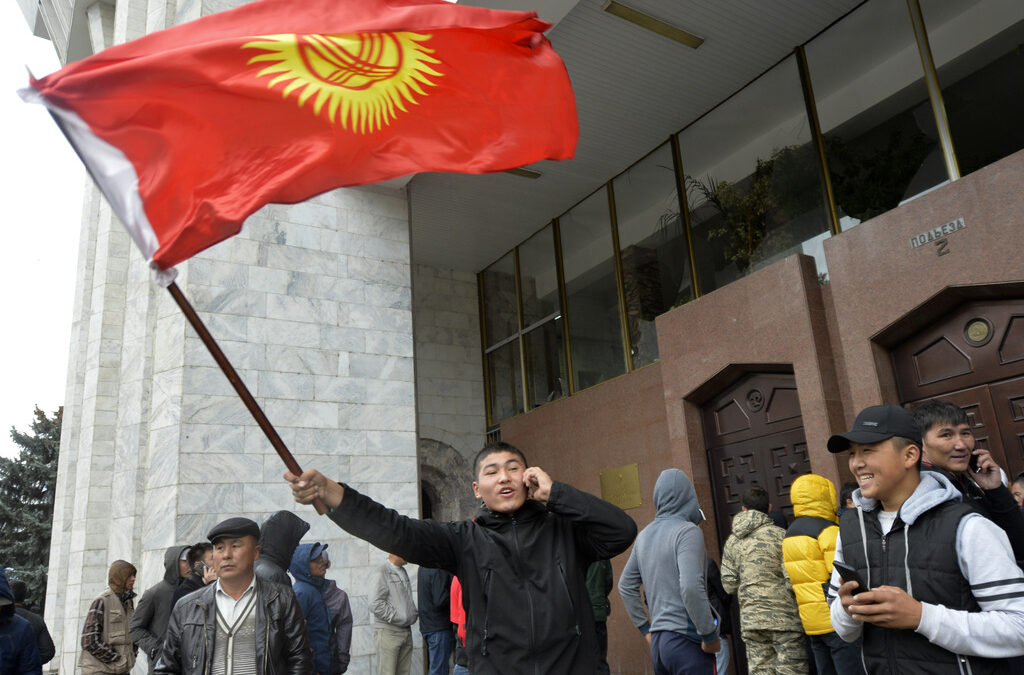 Протестиращи срещу изборите в Киргизстан нахлуха в парламента снощи