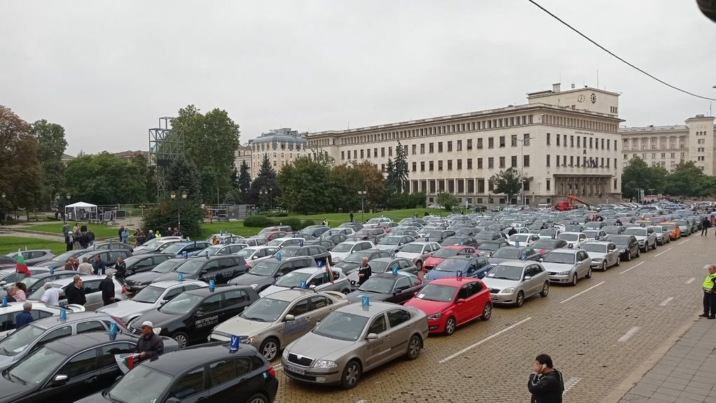 Автоинструктори блокираха центъра на София, плашат с гражданско неподчинение (обновена)