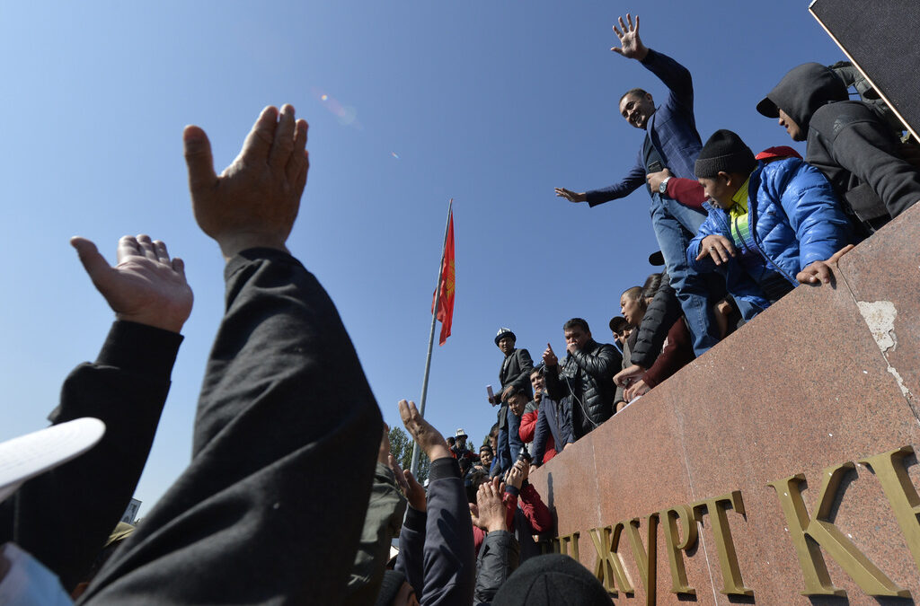 Опозицията в Киргизстан е разделена насред политически хаос и протести