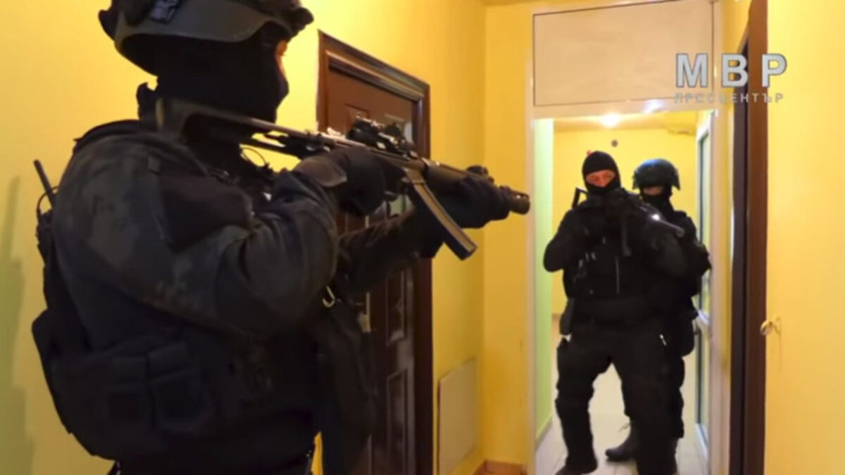 Полицаи от ГДБОП нахлуват в жилище – стопкадърът е от акцията в столичния кв. "Левски", при която въоръжени командоси влязоха на грешен адрес.