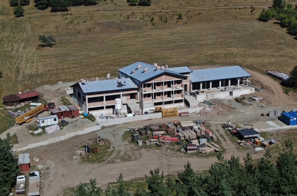 Хотелът е в Държавното ловно стопанство "Искър".