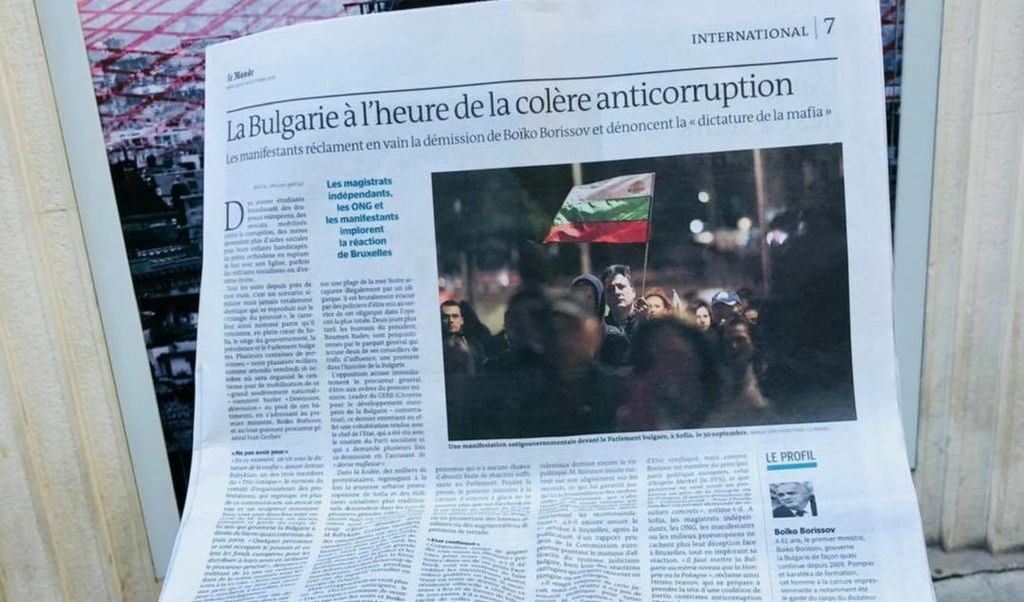"На дневен ред в България е антикорупционният гняв" - водещото заглавие на страницата, посветена на протестите.