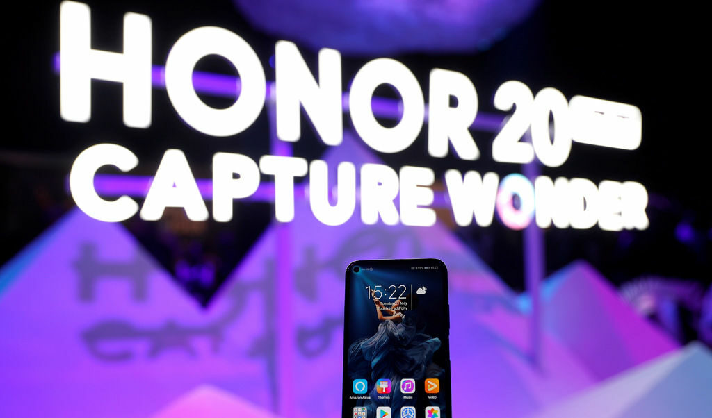 "Хуауей" преговаря да продаде част от Honor, твърди "Ройтерс"