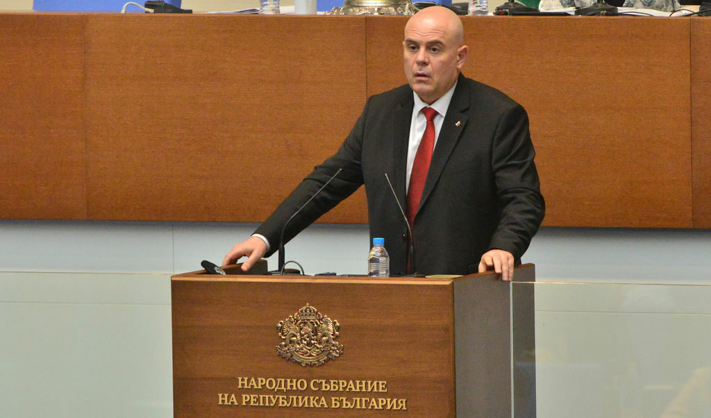 Впечатлението е, че на народните представители се представя един императив, но този път разпореден не от председателя на партията с най-голямо мнозинство в Народното събрание, а от главния прокурор.