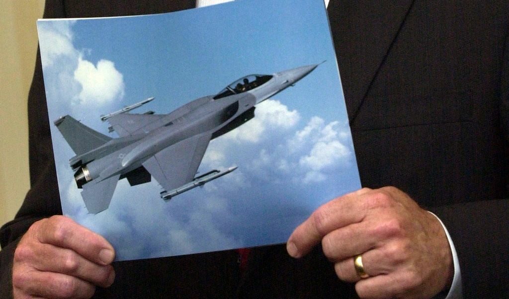 Ние летим в корпуса на невидим F-16, блок 70, доставка от бъдещето. Можем да си го позволим, защото сме поети футуристи като Бай Маяковски.