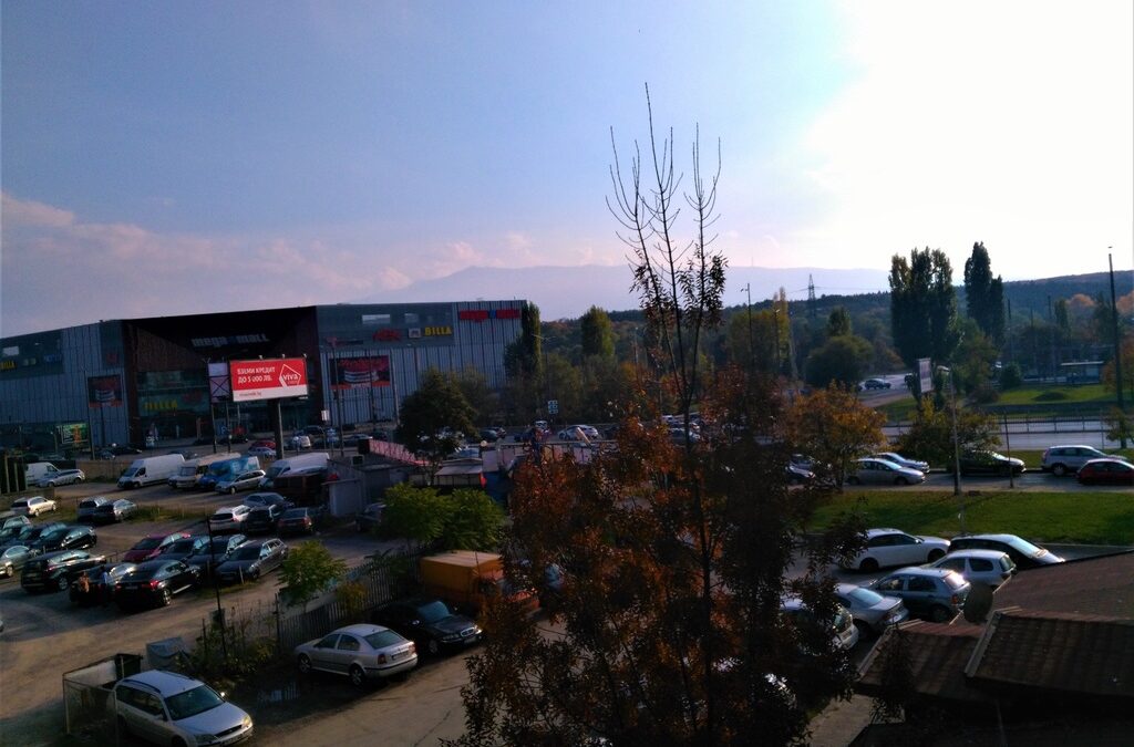 Някогашните поляни край булевардите на Люлин са предвидени за "зелени площи за обществено ползване" в <a href="https://drive.google.com/uc?id=1WFYzZUWAT6eGHDRbtd3vfjOtrOt6Yof6&export=download" target="_blank">устройствения план от 1982г</a>, но в <a href="https://www.sofia-agk.com/Pages/Render/796" target="_blank">плана от 2007г.</a> се оказват "смесена многофунционална зона", независимо от протестите на гражданите при обществените обсъждания. Такъв е статутът както на мол-а, така и на паркинга на фотографията - бивши зелени зони до 2007г. Някогашните поляни край булевардите на Люлин са предвидени за "зелени площи за обществено ползване" в <a href="https://drive.google.com/uc?id=1WFYzZUWAT6eGHDRbtd3vfjOtrOt6Yof6&export=download" target="_blank">устройствения план от 1982г</a>, но в <a href="https://www.sofia-agk.com/Pages/Render/796" target="_blank">плана от 2007г.</a> се оказват "смесена многофунционална зона", независимо от протестите на гражданите при обществените обсъждания. Такъв е статутът както на мол-а, така и на паркинга на фотографията - бивши зелени зони до 2007г.