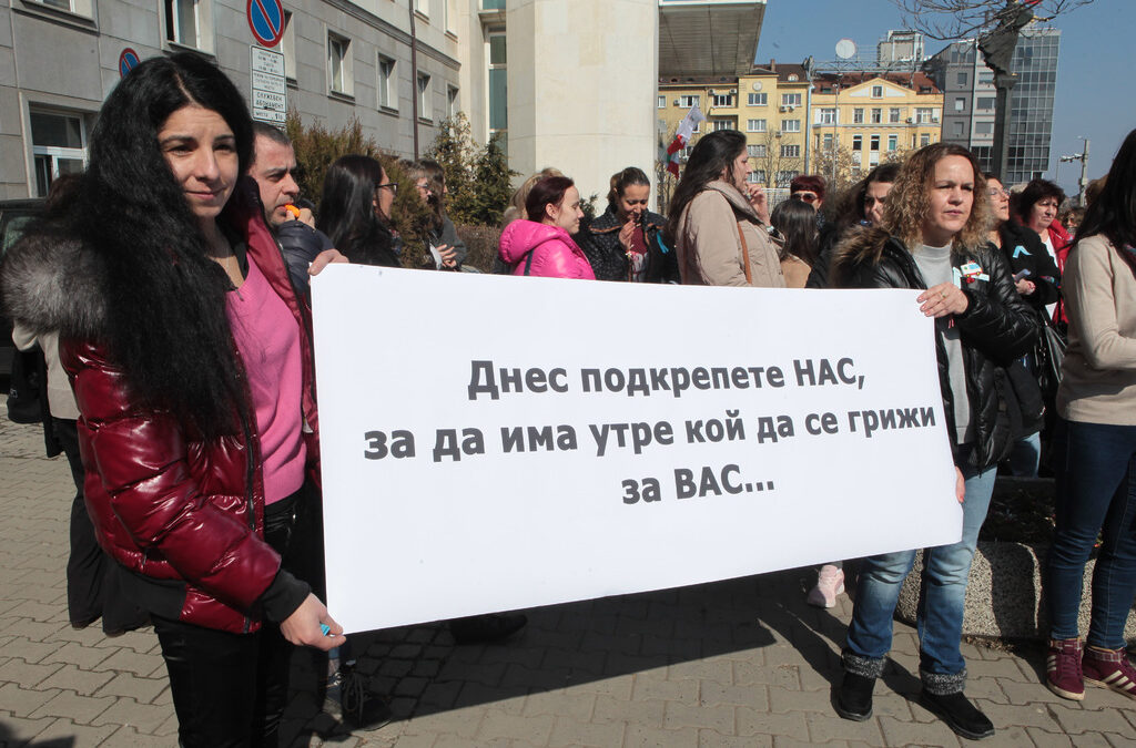 Протестираха, висяха по прозорците на президентството, но за сериозни мерки не се чу, въпреки че първата ковид-вълна ни предупреди докъде можем да стигнем.